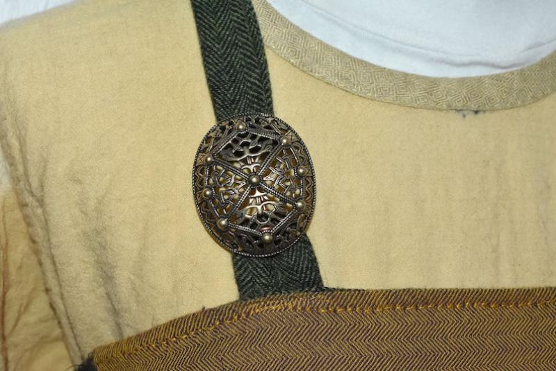 Wikinger Ovalfibel Set im Borre-Stil aus Bronze am Träger